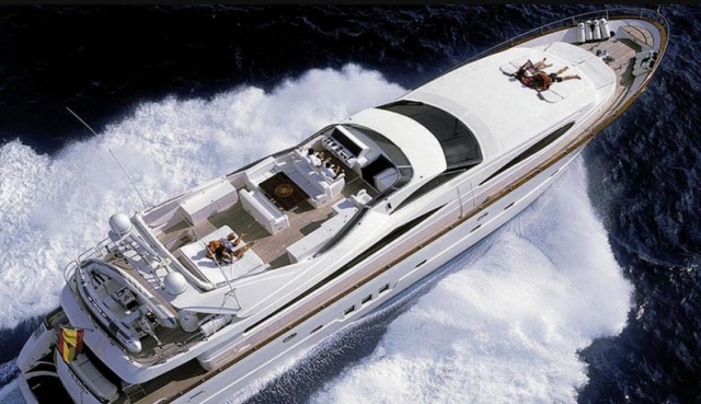  superyacht con due persone che prendono il sole 